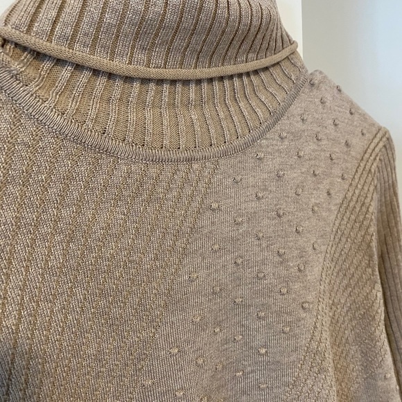 Beige turtleneck sweater - Picture 5 of 7
